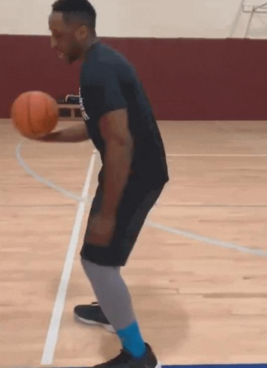 蔡徐坤成为NBA形象大使, 遭黑人模仿嘲讽, 网友: 丢人丢到国外