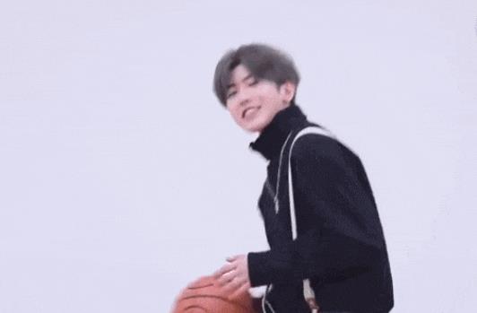 蔡徐坤成为NBA形象大使, 遭黑人模仿嘲讽, 网友: 丢人丢到国外
