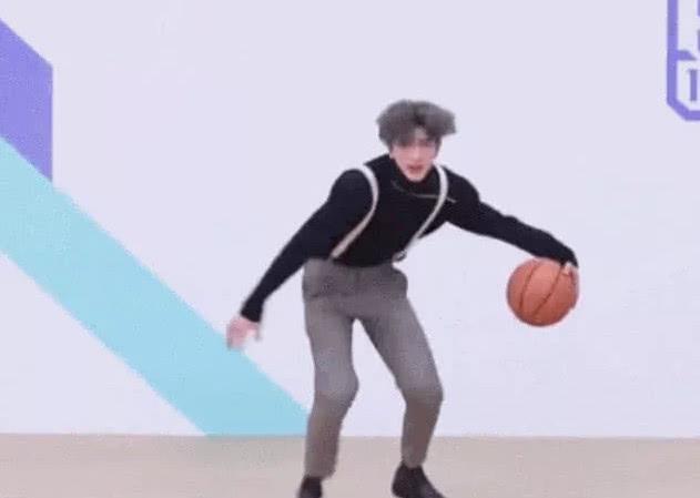 蔡徐坤成为NBA形象大使, 遭黑人模仿嘲讽, 网友: 丢人丢到国外