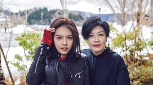李咏女儿发性感泳装照引争议，哈文母女俩互动频繁太有爱