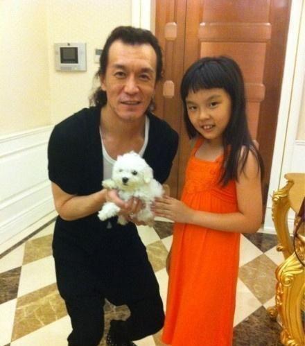 李咏女儿发性感泳装照引争议，哈文母女俩互动频繁太有爱
