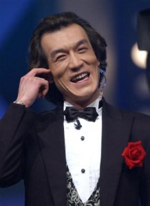 ​李咏女儿发性感泳装照引争议，哈文母女俩互动频繁太有爱