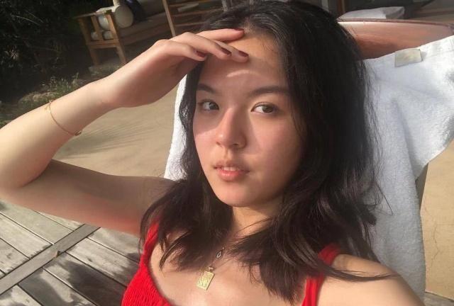 李咏女儿发性感泳装照引争议，哈文母女俩互动频繁太有爱