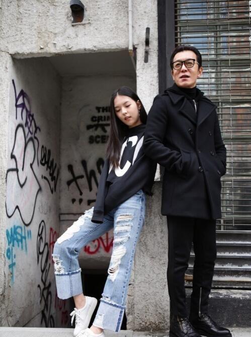 李咏女儿发性感泳装照引争议，哈文母女俩互动频繁太有爱