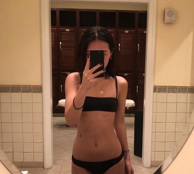 李咏女儿发性感泳装照引争议，哈文母女俩互动频繁太有爱