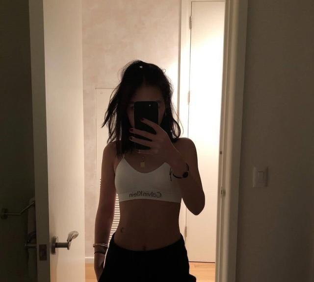 李咏女儿发性感泳装照引争议，哈文母女俩互动频繁太有爱