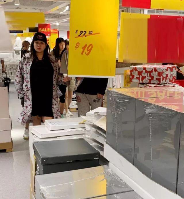 何超盈携未婚夫逛平民家私店，两人停留在大减价的纸箱前不舍得走