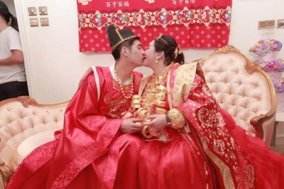 ​何超盈携未婚夫逛平民家私店，两人停留在大减价的纸箱前不舍得走