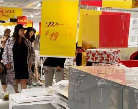 何超盈携未婚夫逛平民家私店，两人停留在大减价的纸箱前不舍得走