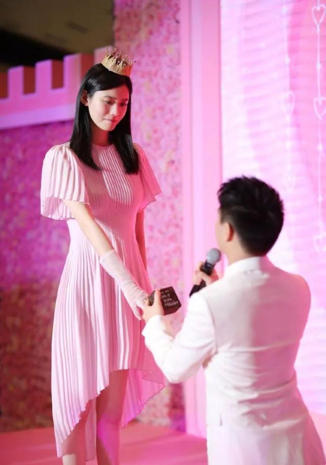 奚梦瑶生下儿子，赌王何鸿燊奖励1亿现金，人生赢家何广燊