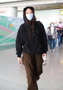 ​王菲长女留齐腰长发！胖一圈打扮依然像男孩，但看着像女装大佬