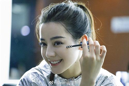 迪丽热巴新剧《我的青春爱过你》来袭，与痞帅的他能擦出什么火花