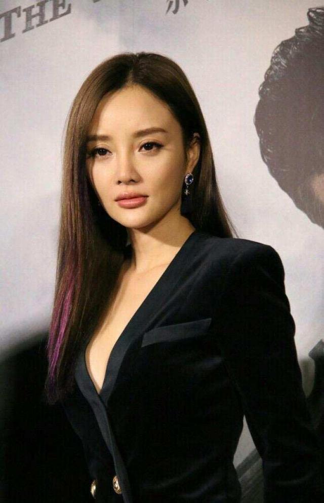 李小璐二十年前照片曝光，网友捏一把汗: 这是什么的节奏?