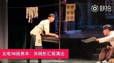 关晓彤班级合影曝光，全班都是高颜值，其中一位和AB撞脸