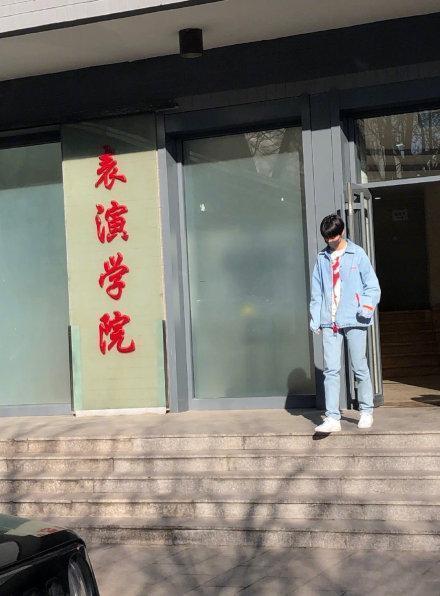 关晓彤班级合影曝光，全班都是高颜值，其中一位和AB撞脸