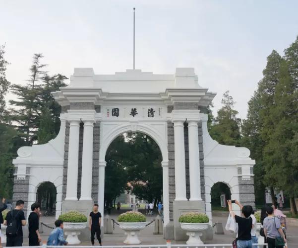 清华大学共有9个门，为何只有西门最受欢迎？打卡游客说出原因