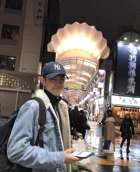 阚清子前男友纪凌尘晒照，咧嘴笑大步奔跑，做回昔日阳光大男孩！
