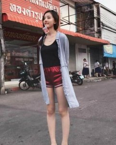 ​有一种短裤叫宋祖儿的短裤，打底裤外露也能轻松驾驭