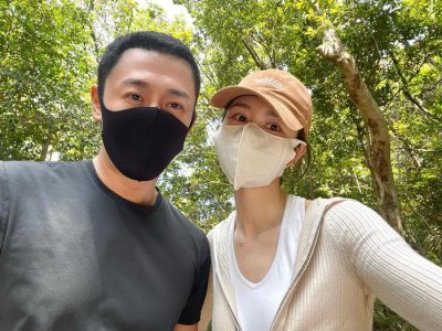 ​张馨月晒与老公合照！两人带女儿爬山，一家三口超温馨