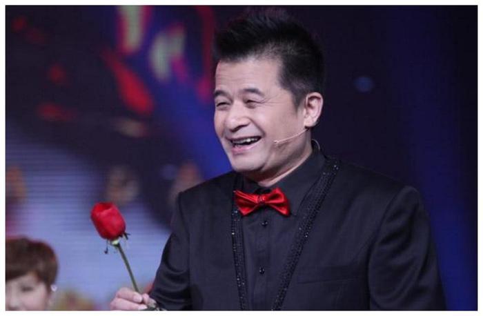 毕福剑现状令人唏嘘，与三线明星一同吃饭，头发稀少烟瘾很大！