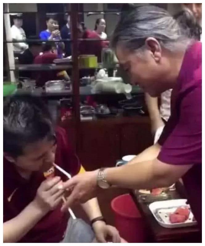 毕福剑现状令人唏嘘，与三线明星一同吃饭，头发稀少烟瘾很大！