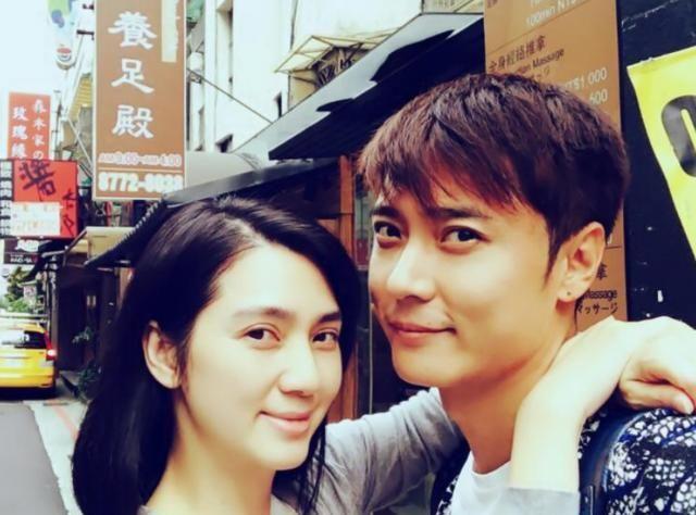 张丹峰“继子”现身机场，气质形象大颠覆，很像宋仲基！引围观