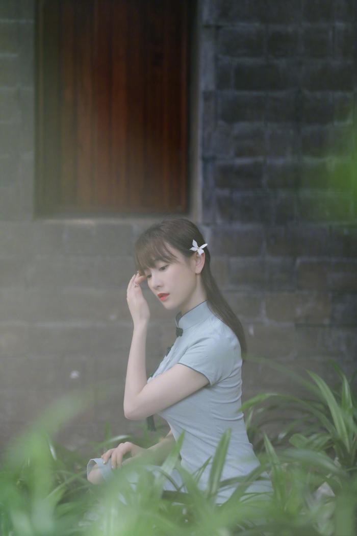 张檬看着不胖却很丰满，穿旗袍秀“美人鱼”身材，凹凸感太不真实