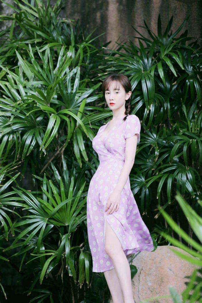 张檬看着不胖却很丰满，穿旗袍秀“美人鱼”身材，凹凸感太不真实