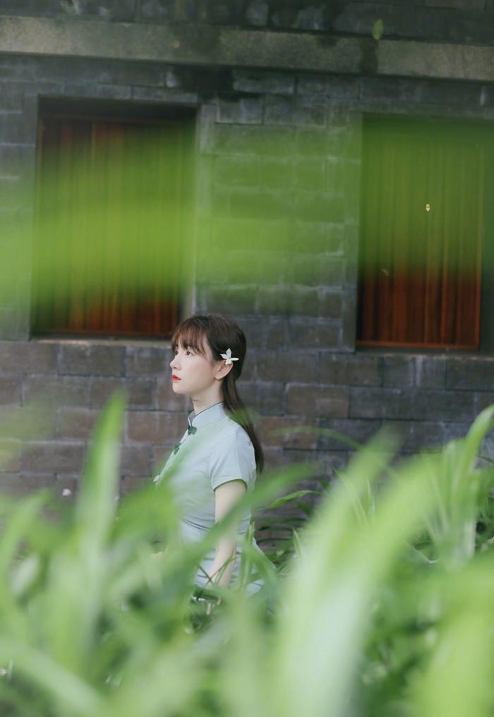 张檬看着不胖却很丰满，穿旗袍秀“美人鱼”身材，凹凸感太不真实