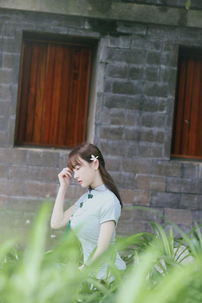 张檬看着不胖却很丰满，穿旗袍秀“美人鱼”身材，凹凸感太不真实