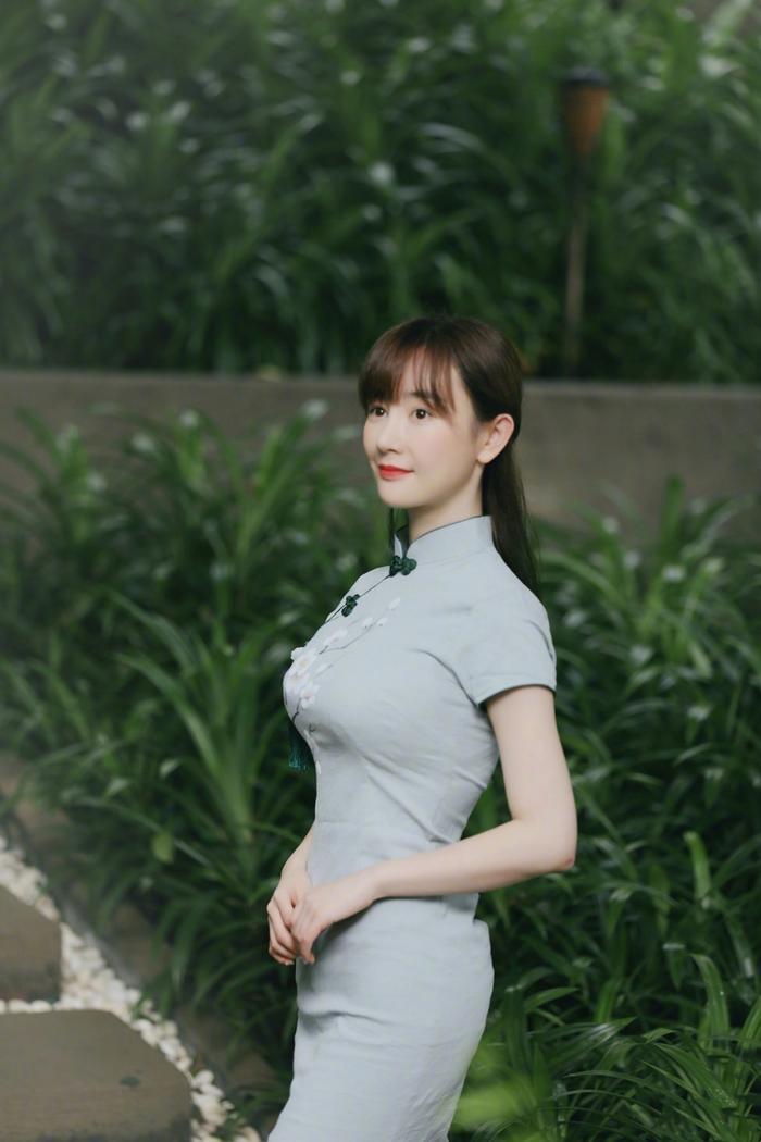 张檬看着不胖却很丰满，穿旗袍秀“美人鱼”身材，凹凸感太不真实
