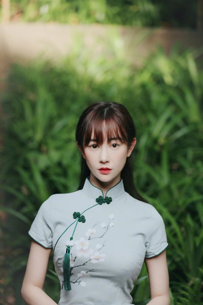 张檬看着不胖却很丰满，穿旗袍秀“美人鱼”身材，凹凸感太不真实