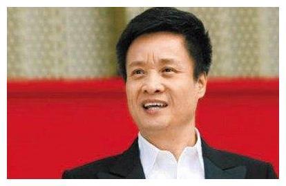 61岁阎维文一家近照，因一首歌红多年，女婿竟是外交部长之子？