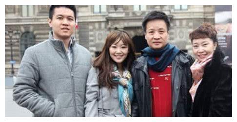 61岁阎维文一家近照，因一首歌红多年，女婿竟是外交部长之子？