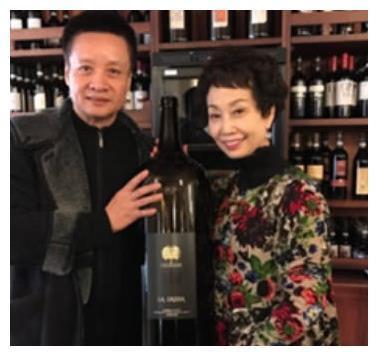 61岁阎维文一家近照，因一首歌红多年，女婿竟是外交部长之子？