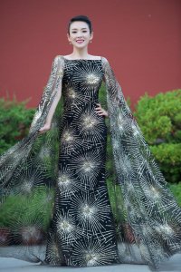 ​章子怡登戛纳红毯，一身银色鱼尾裙优雅大气，展现东方美人的魅力