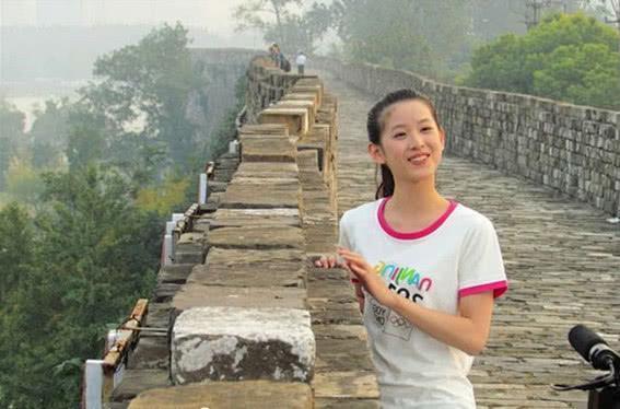 章泽天5年前旧照遭疯传，与现在“判若两人”，网友直呼: 嫩出水