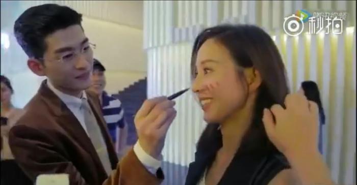 张翰发布会上抱张钧甯，网友：手放的位置也太敏感了