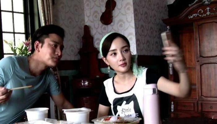 贾乃亮晒年夜饭出现女人的指甲，李小璐发3个“福”字