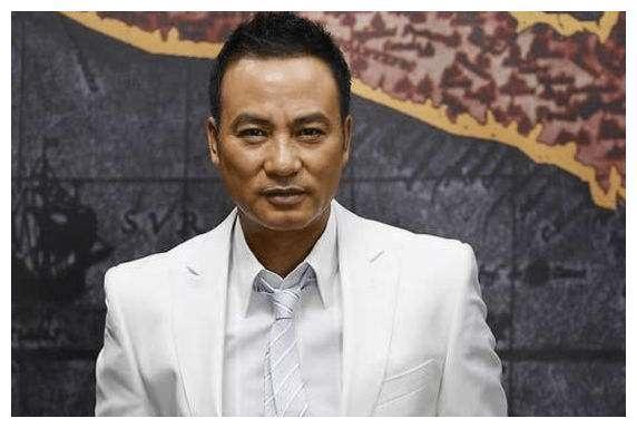 64岁任达华近照曝光，和员工亲密合影拥抱，网友；开始显老了