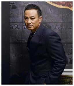 ​64岁任达华近照曝光，和员工亲密合影拥抱，网友；开始显老了