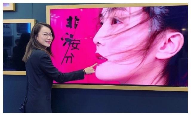 64岁任达华近照曝光，和员工亲密合影拥抱，网友；开始显老了