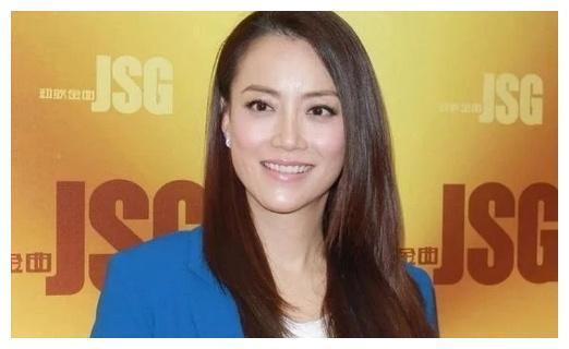 64岁任达华近照曝光，和员工亲密合影拥抱，网友；开始显老了