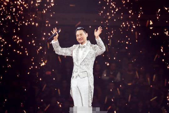 张学友演唱会完美结束，年过半百魅力依旧，经典老歌让人回味无穷