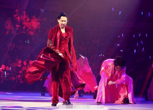 张学友演唱会完美结束，年过半百魅力依旧，经典老歌让人回味无穷