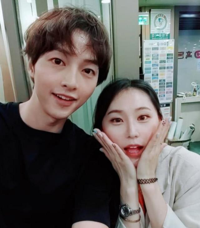 宋仲基离婚后低调现身，与美女合照心情好，少年感帅出新高
