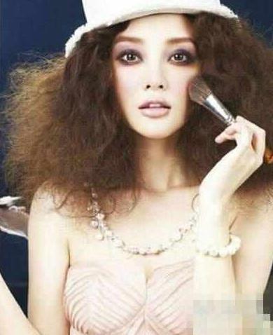 十大美女明星泡面头造型大比拼，看看谁最惊艳？