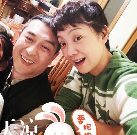 张嘉译被曝离婚？妻子无奈9字回应，网友：太缺德！
