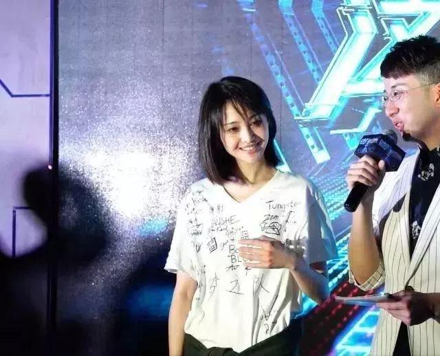 郑爽又放飞自我了，头发凌乱、黑眼圈，不过还是很美！