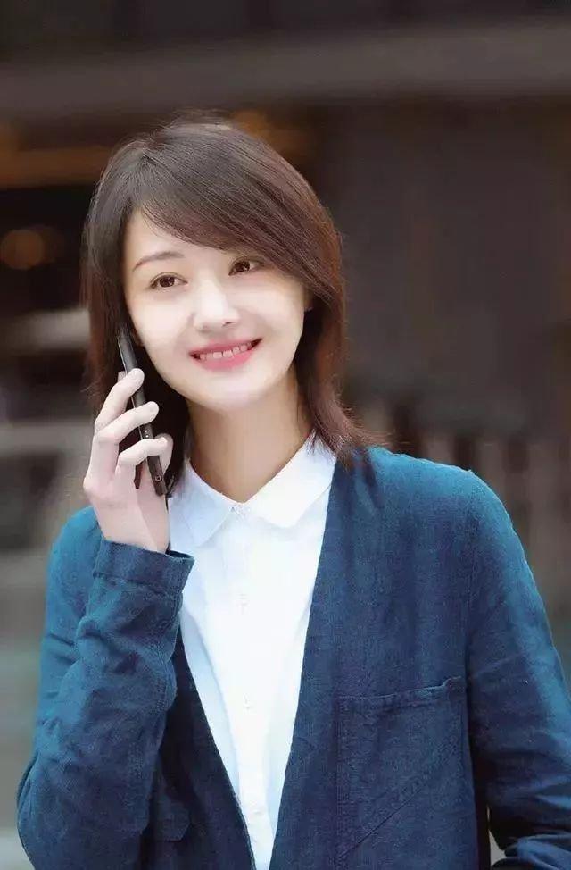 郑爽又放飞自我了，头发凌乱、黑眼圈，不过还是很美！